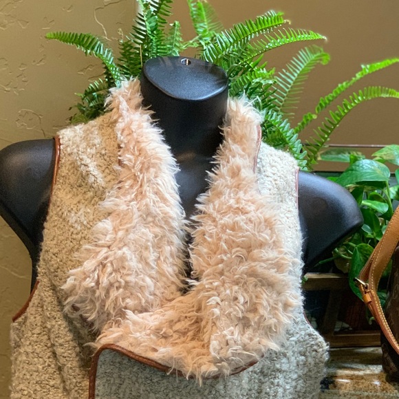 ✨👗✨ NWT Vest only - Picture 2 of 8